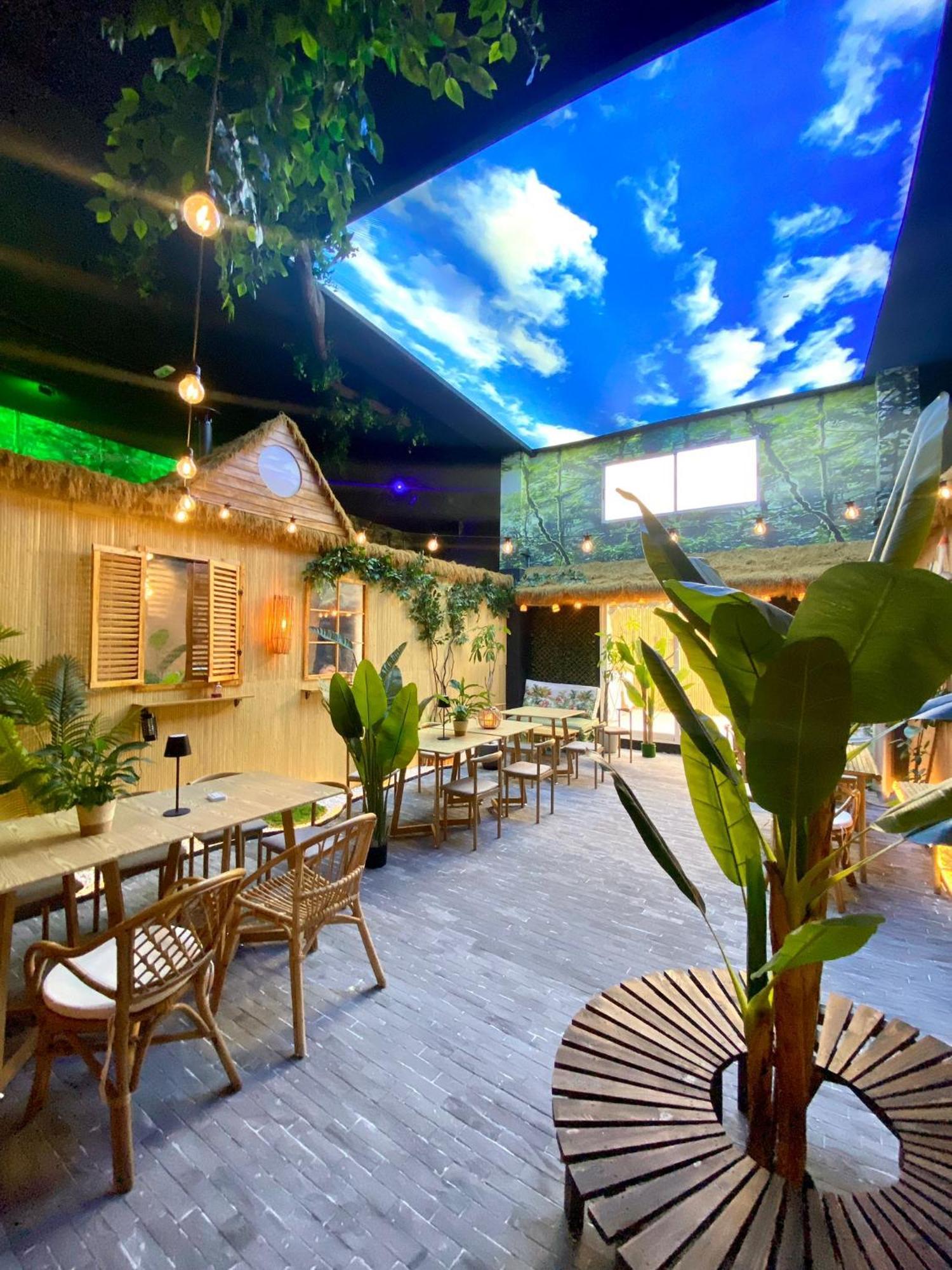 The Pod Suite Hostel Village บาเลนเซีย ภายนอก รูปภาพ