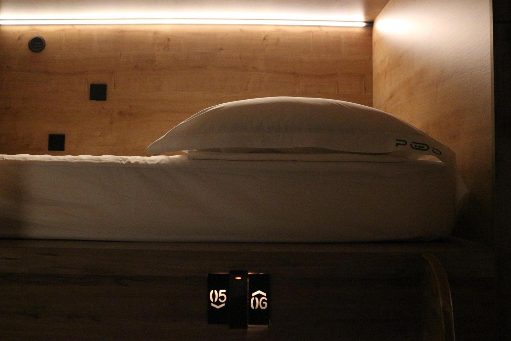 The Pod Suite Hostel Village บาเลนเซีย ภายนอก รูปภาพ