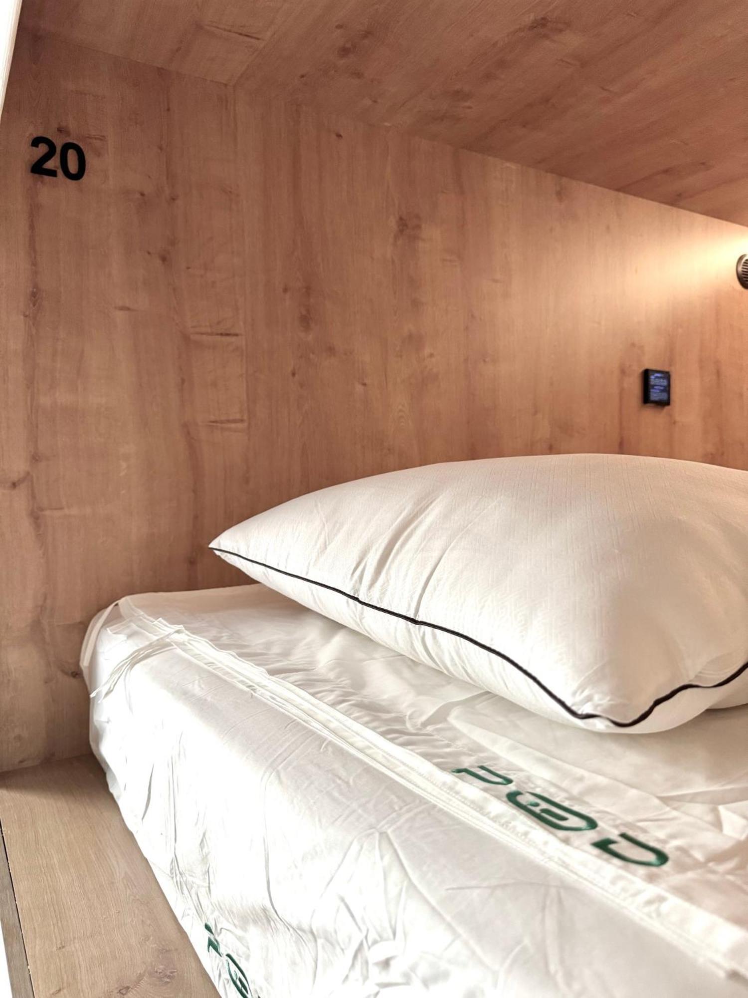 The Pod Suite Hostel Village บาเลนเซีย ภายนอก รูปภาพ