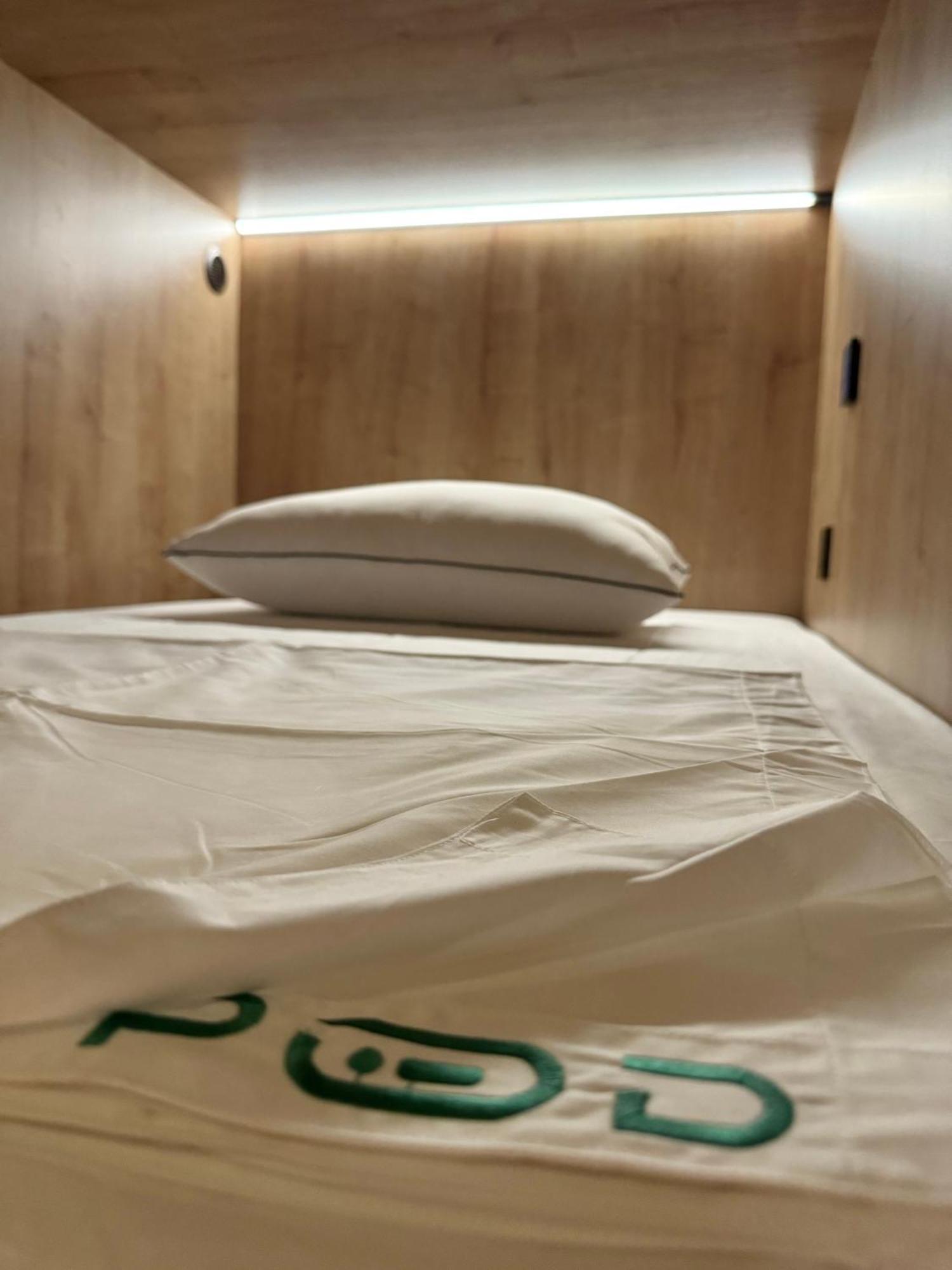 The Pod Suite Hostel Village บาเลนเซีย ภายนอก รูปภาพ