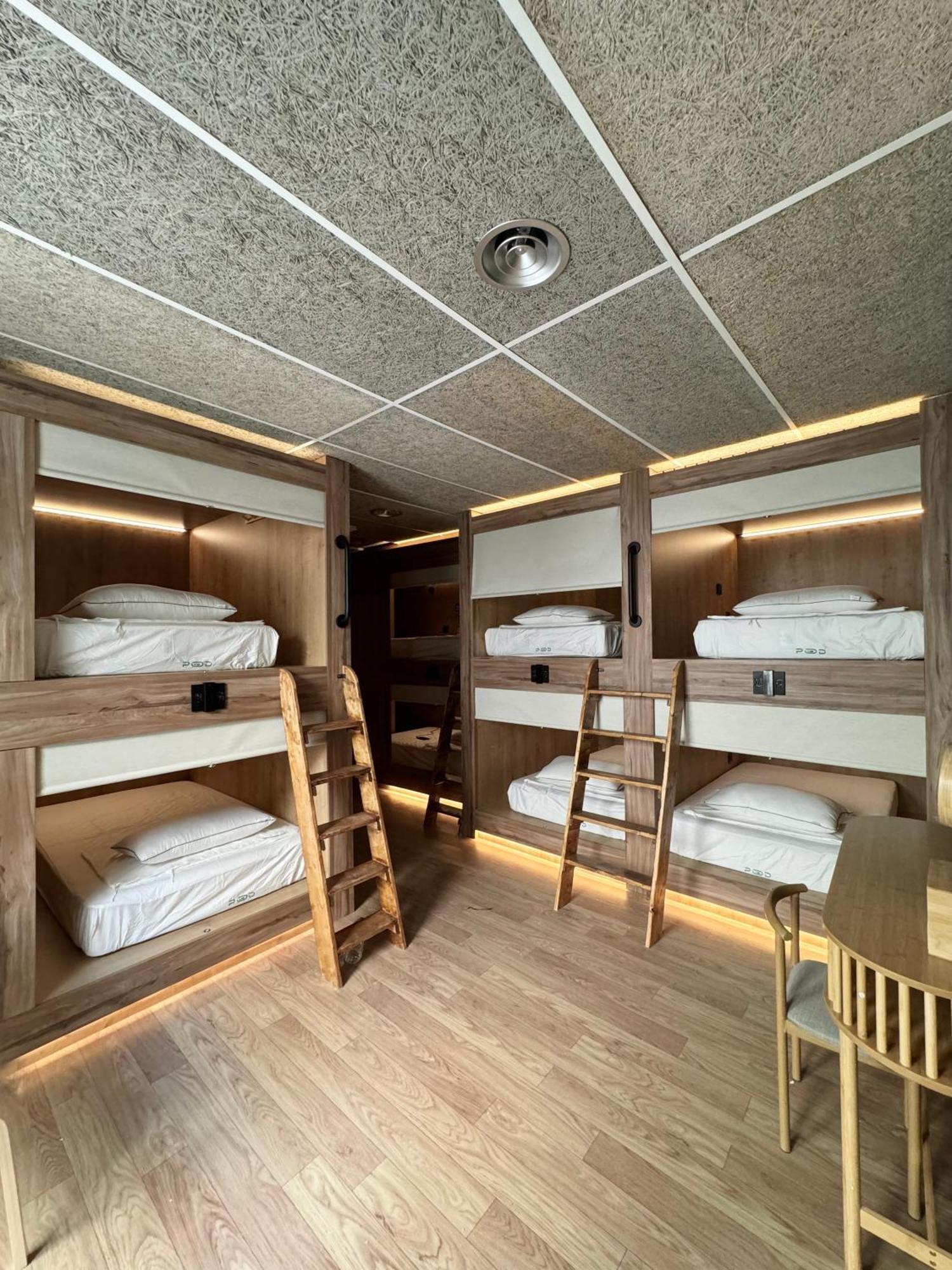 The Pod Suite Hostel Village บาเลนเซีย ภายนอก รูปภาพ