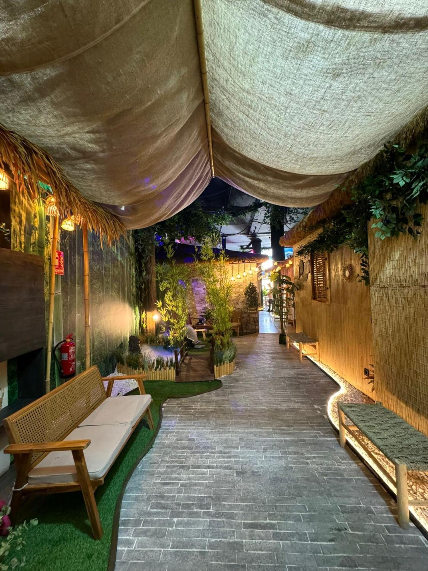 The Pod Suite Hostel Village บาเลนเซีย ภายนอก รูปภาพ