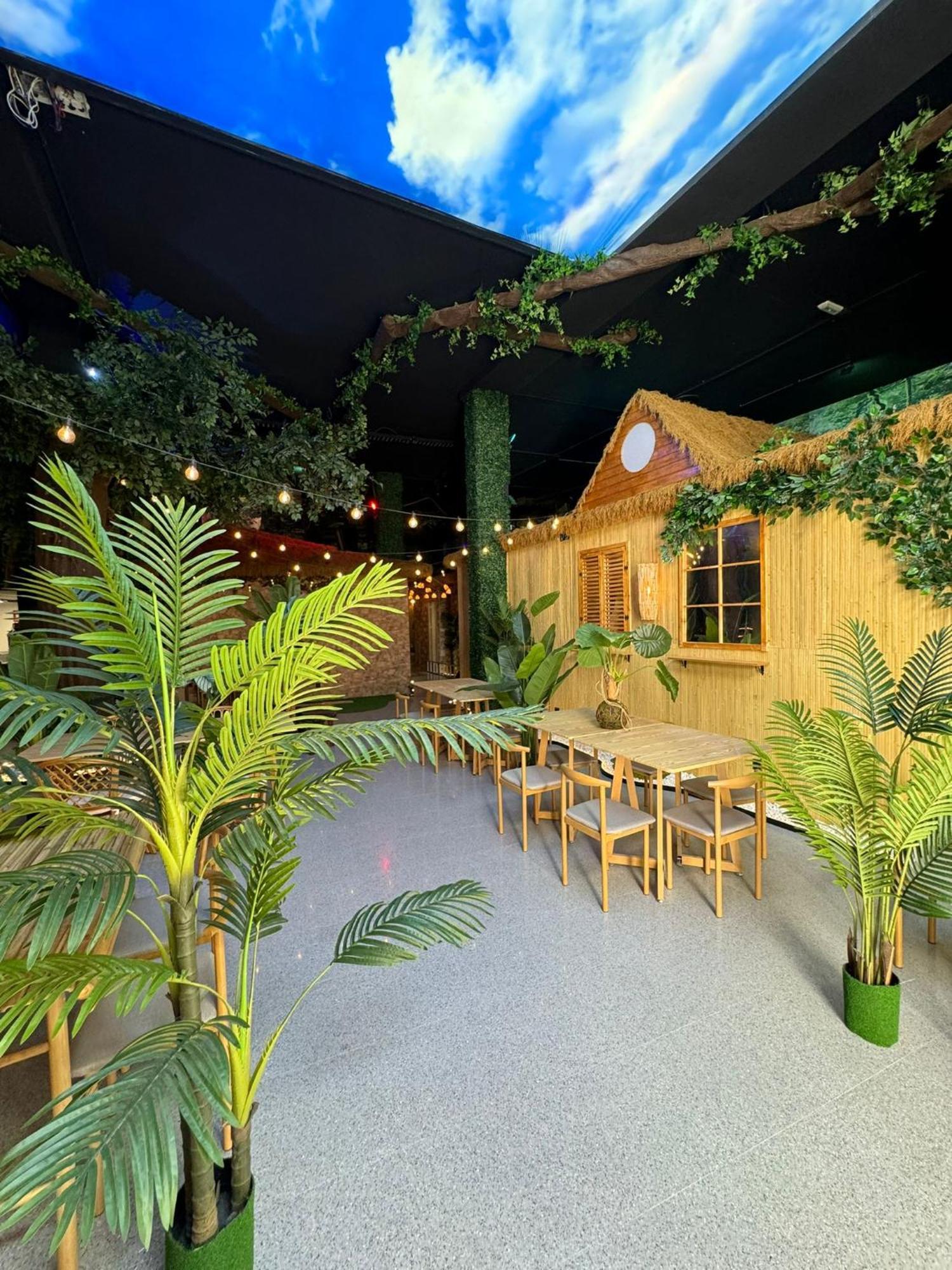 The Pod Suite Hostel Village บาเลนเซีย ภายนอก รูปภาพ