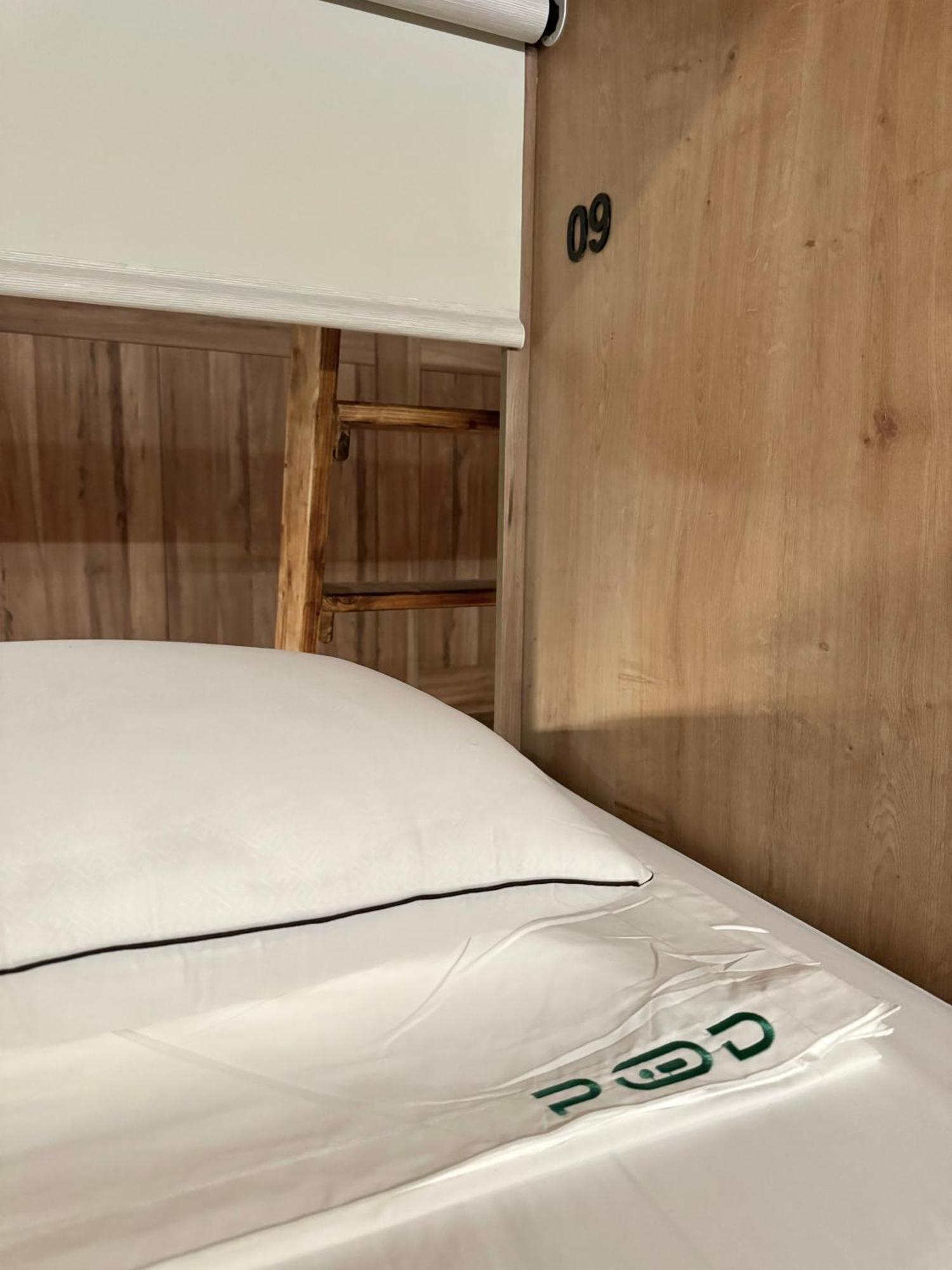 The Pod Suite Hostel Village บาเลนเซีย ภายนอก รูปภาพ