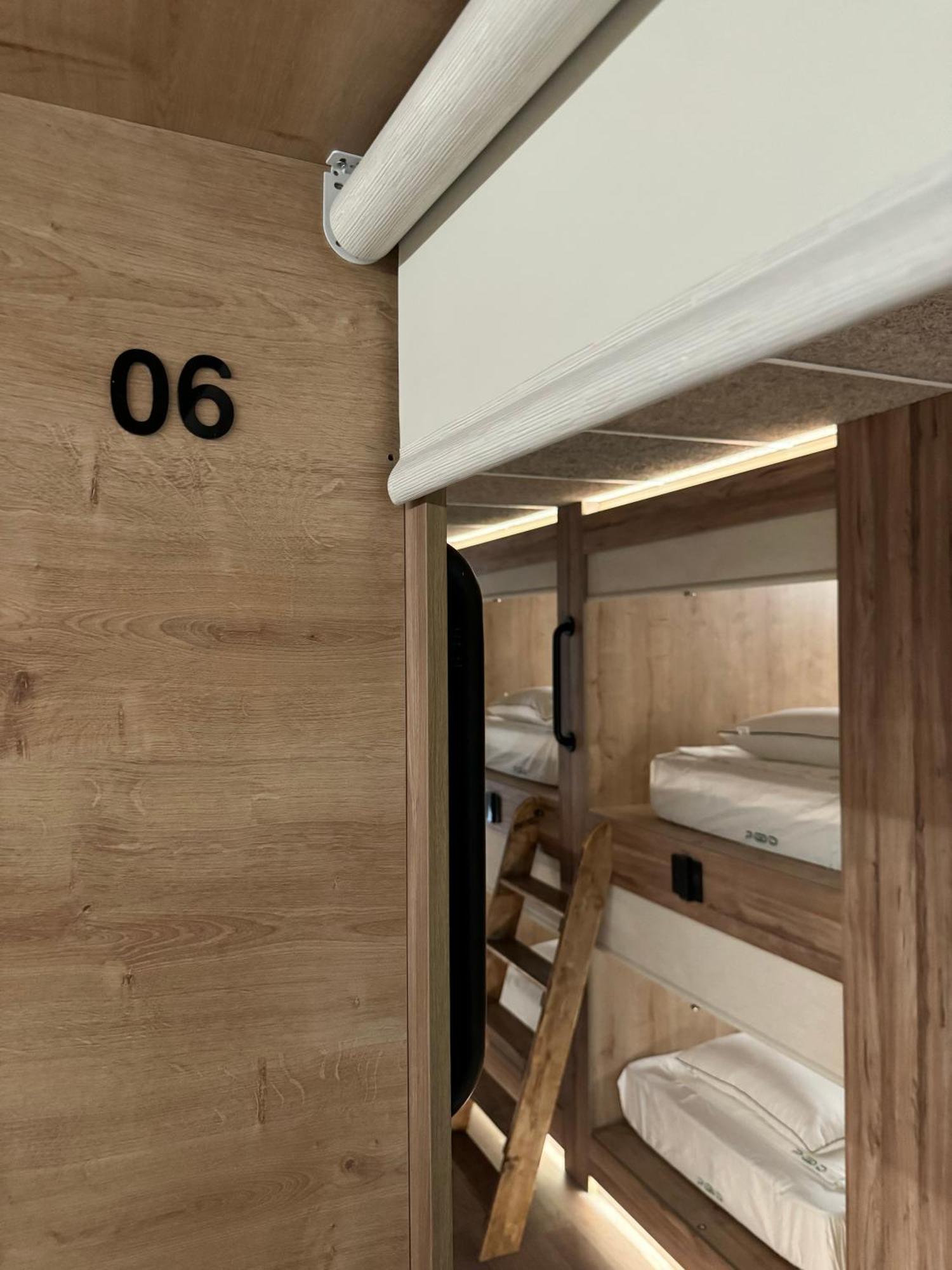 The Pod Suite Hostel Village บาเลนเซีย ภายนอก รูปภาพ