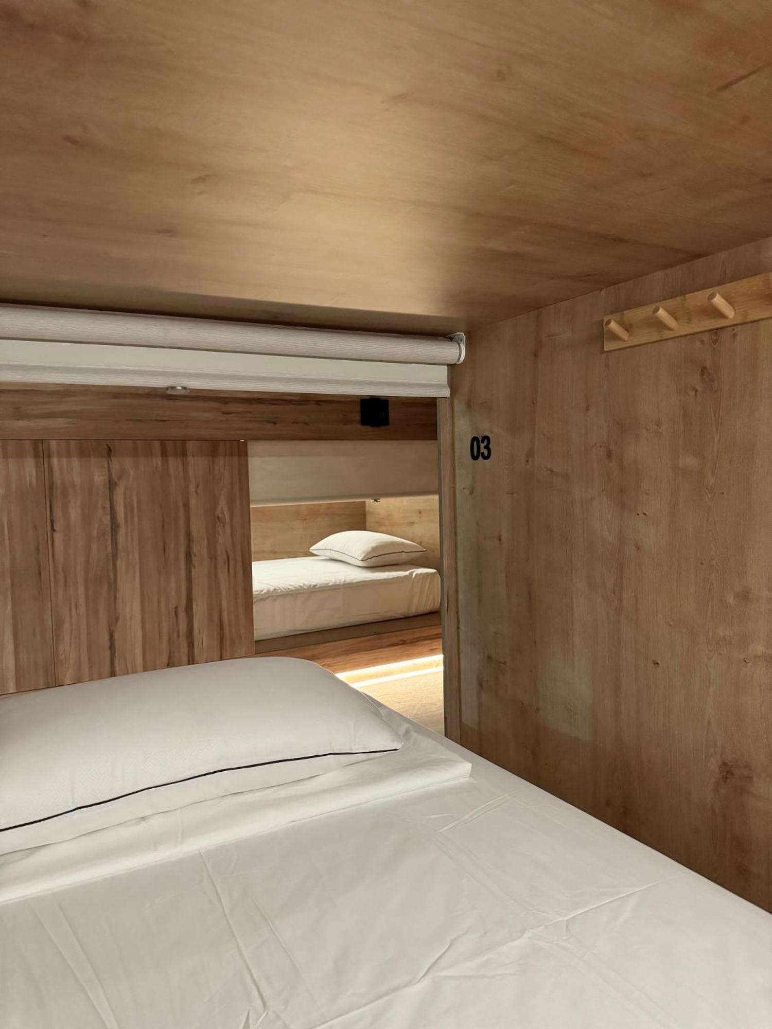 The Pod Suite Hostel Village บาเลนเซีย ภายนอก รูปภาพ