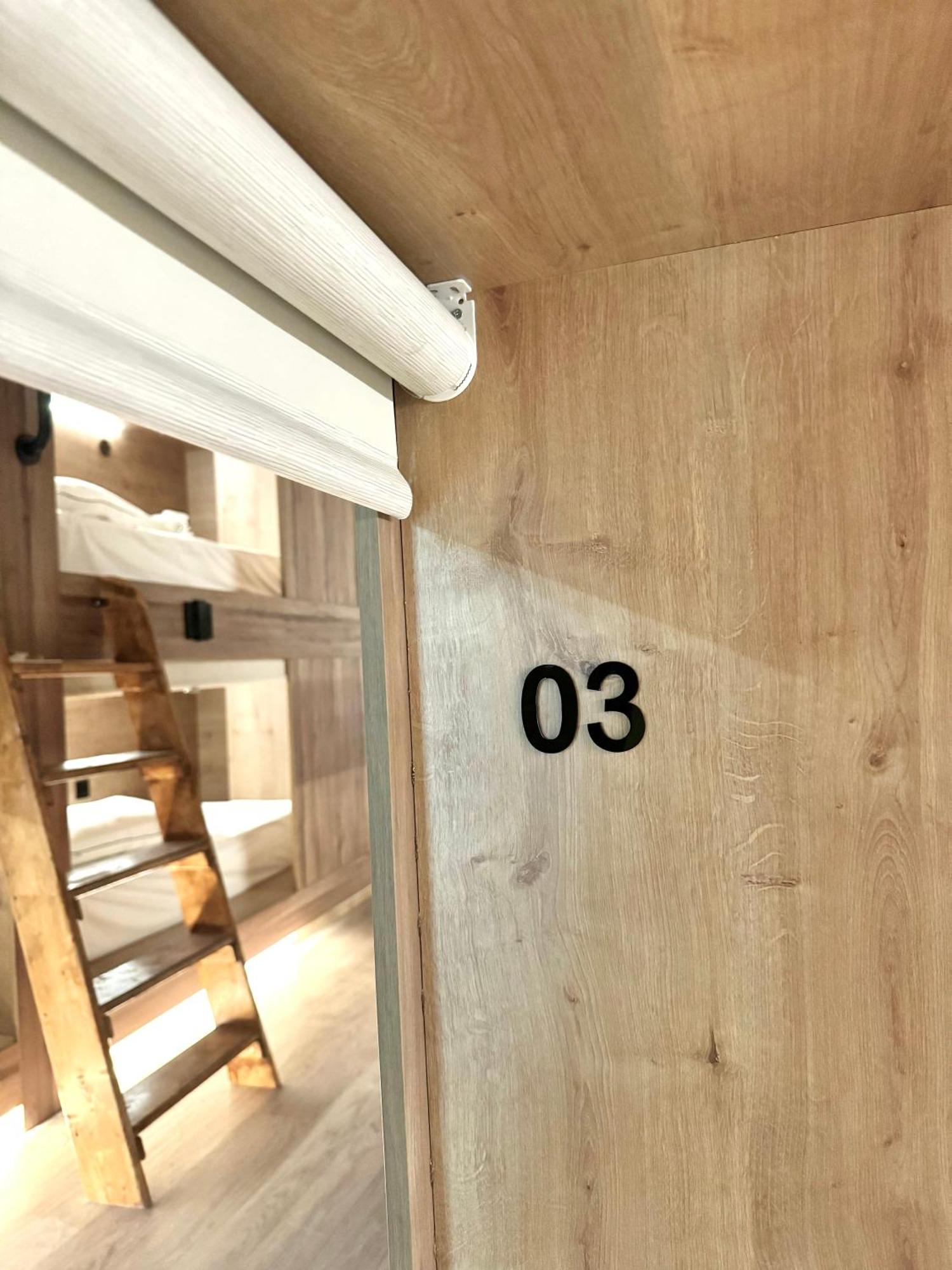 The Pod Suite Hostel Village บาเลนเซีย ภายนอก รูปภาพ