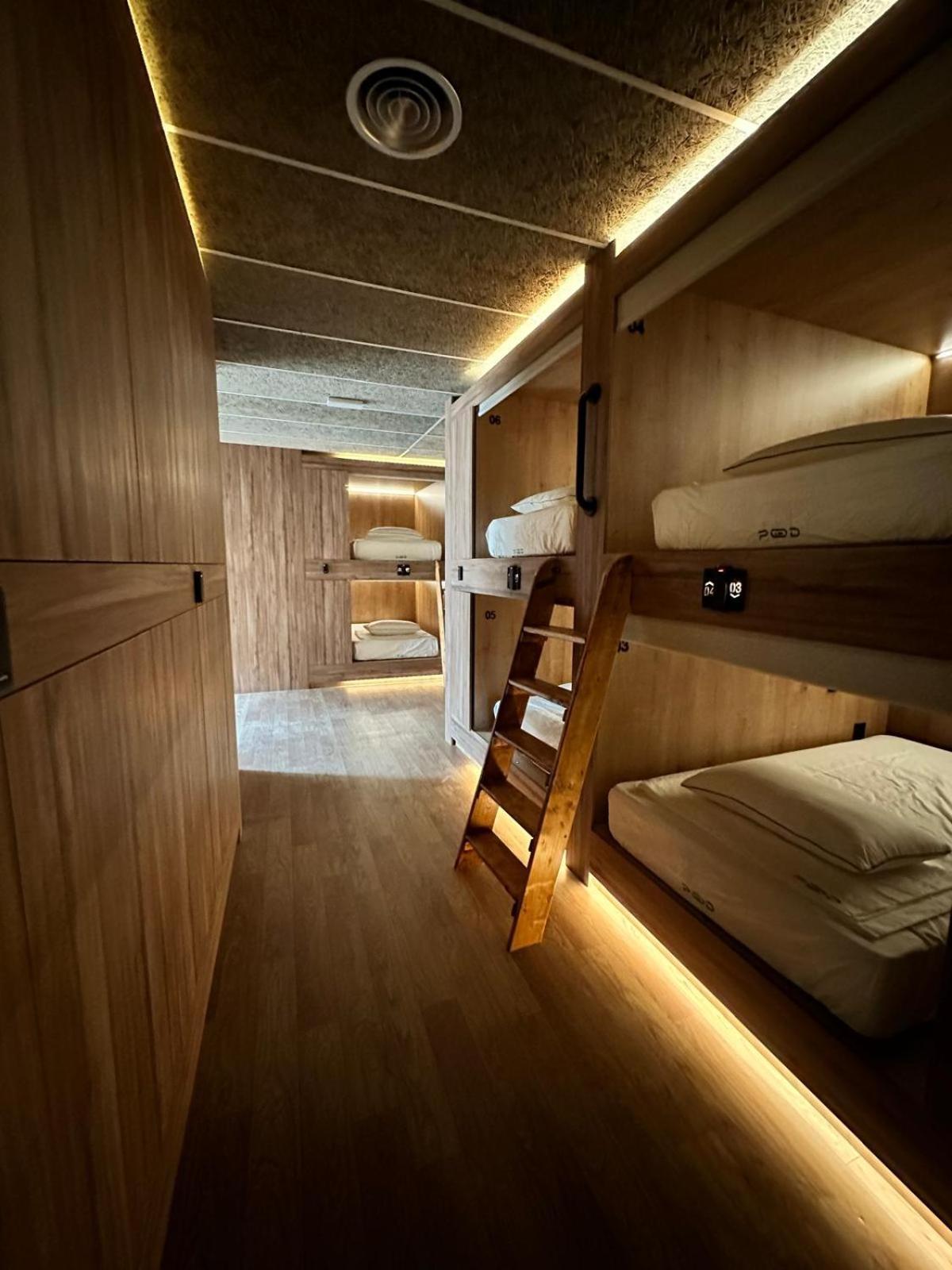 The Pod Suite Hostel Village บาเลนเซีย ภายนอก รูปภาพ